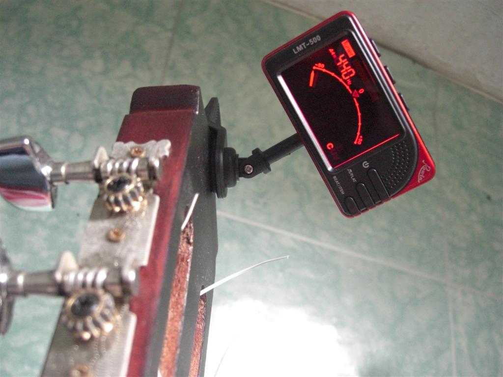 Cách sử dụng máy lên dây để lên dây đàn Guitar